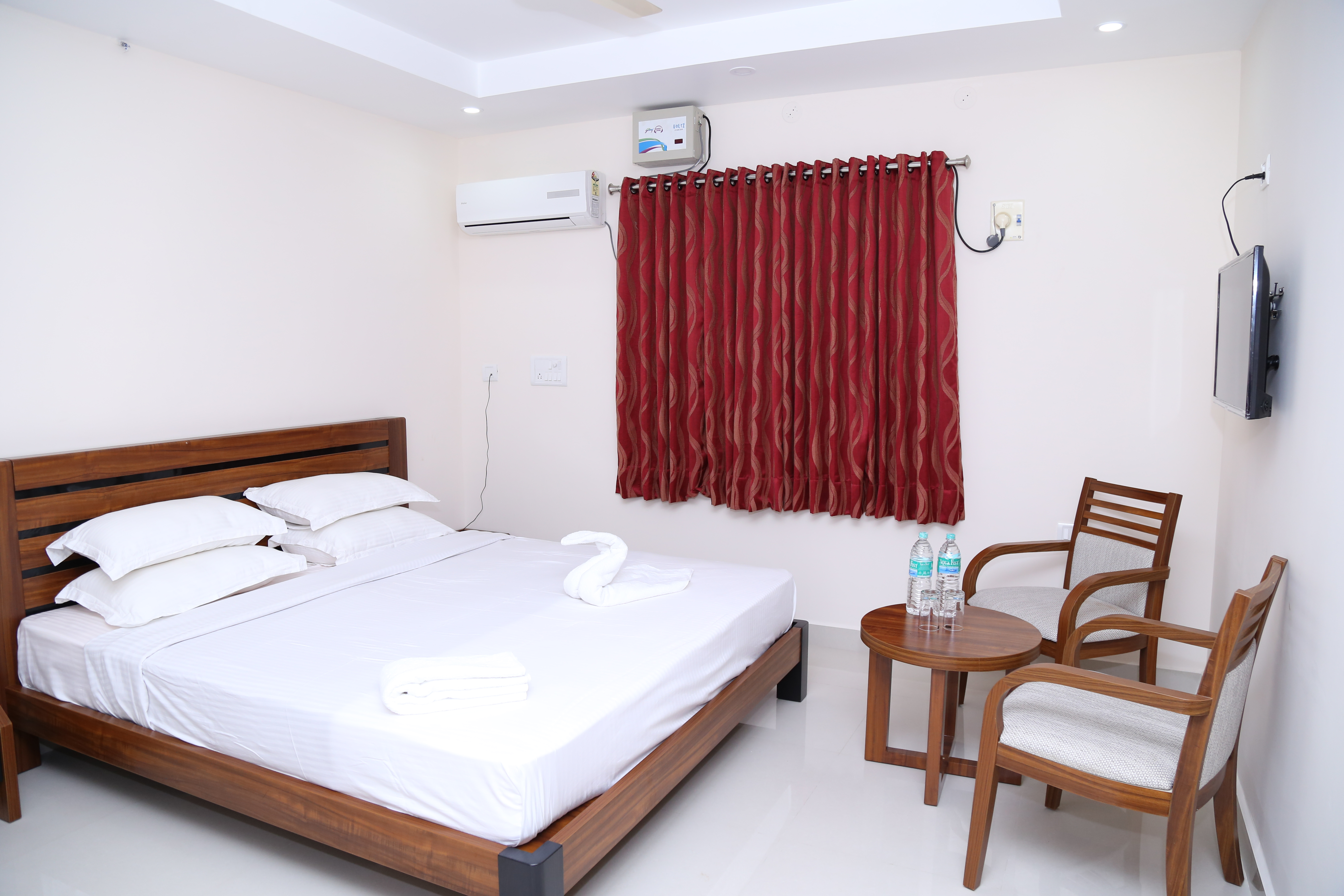 DOUBLE ROOM