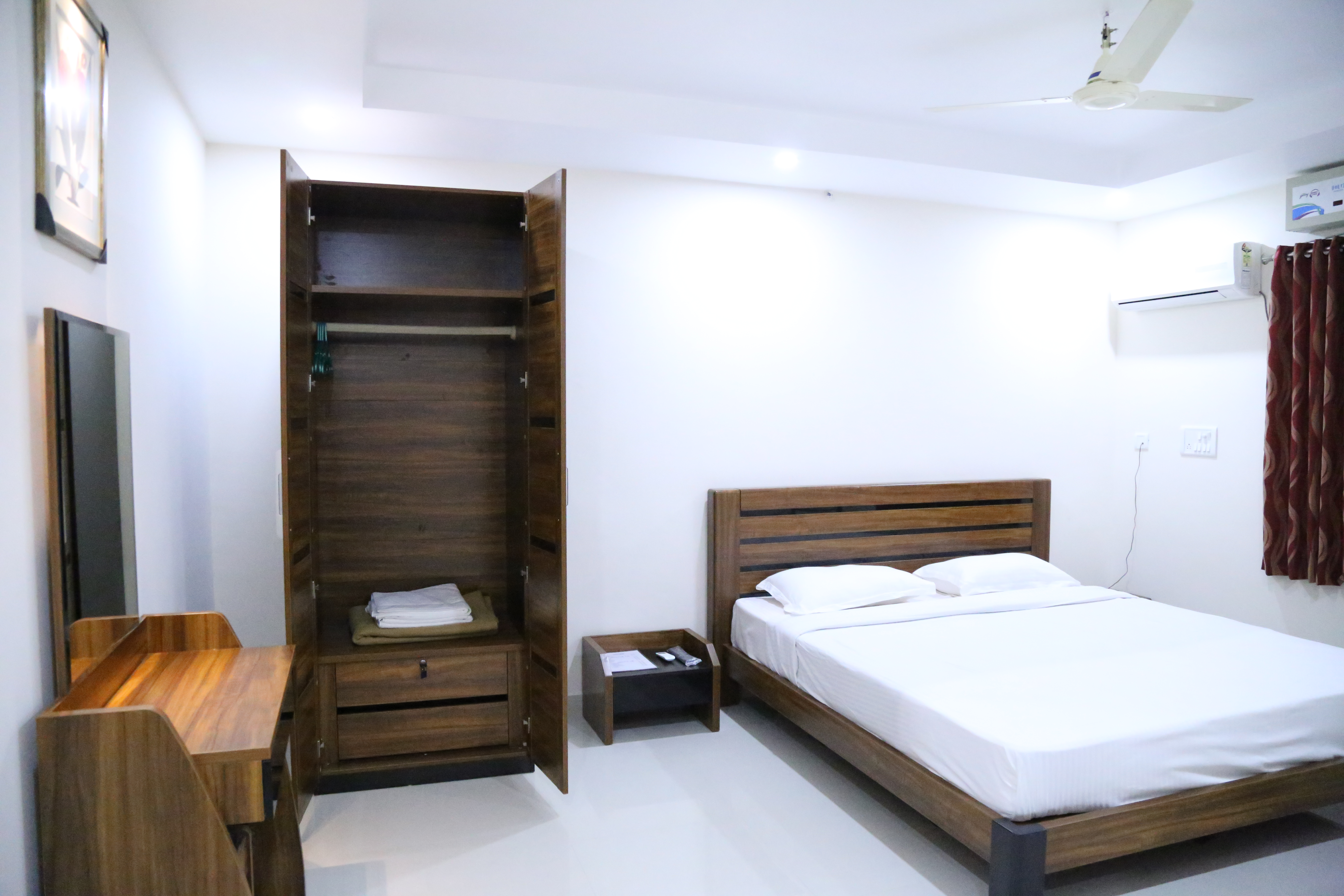 SINGLE ROOM